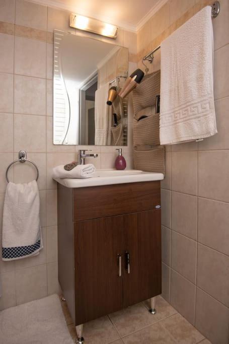 Lovely,central, Spacious 2-bedrooms * Piraeus