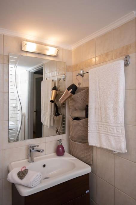 Lovely,central, Spacious 2-bedrooms * Piraeus