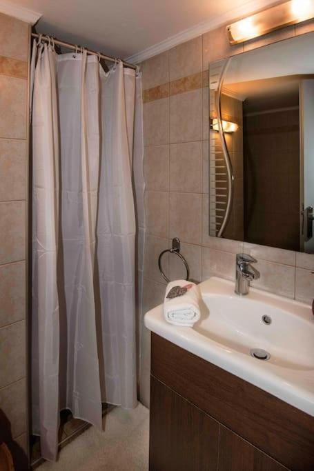 Lovely,central, Spacious 2-bedrooms *