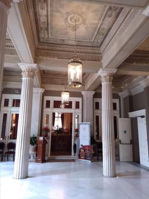 Lovely,central, Spacious 2-bedrooms * Piraeus